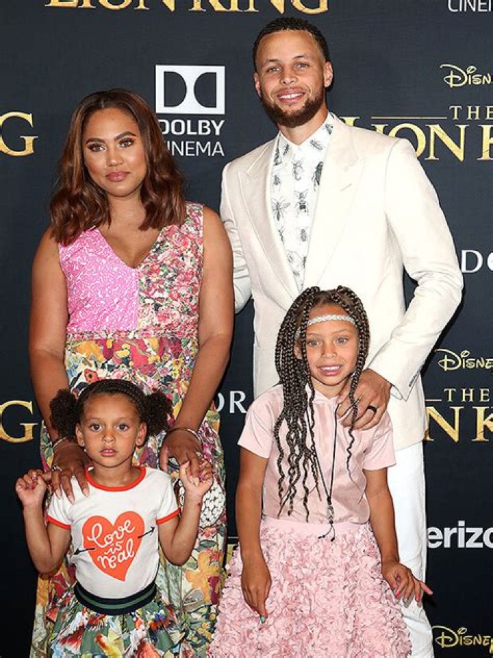 Steph & Ayesha Curry’s DNC Appearance With Kids Ryan & Riley – Hollywood Life