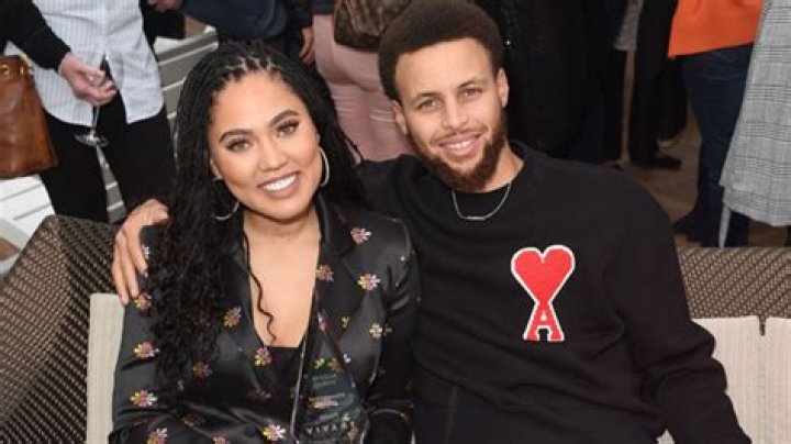 Steph & Ayesha Curry Playfully Kiss In PDA-Filled Holiday Instagram Snap & Fans React