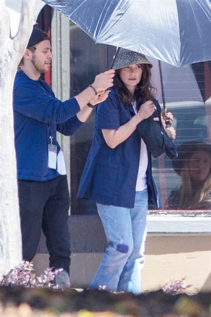 ‘Stranger Things’ Character Pregnant? See Season 3 Baby Bump Pic – Hollywood Life