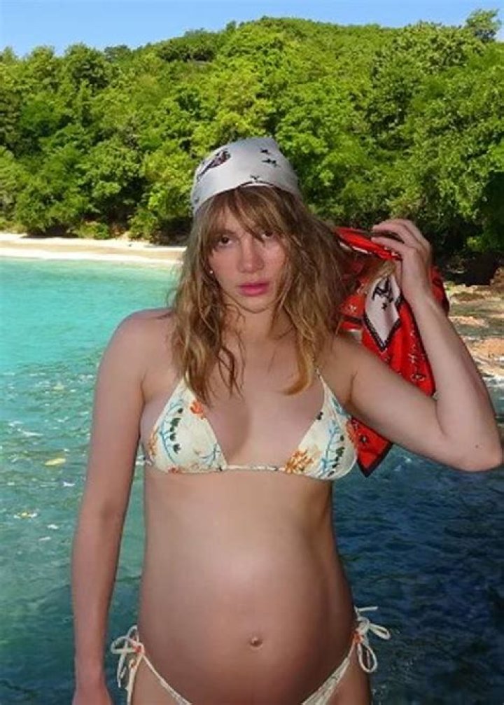 Suki Waterhouse — Pics