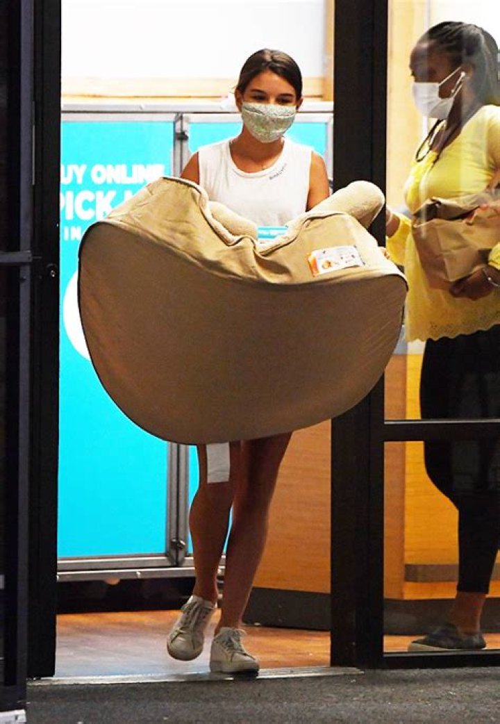 Suri Cruise Spotted Shopping At Petco In NYC: Photos – Hollywood Life