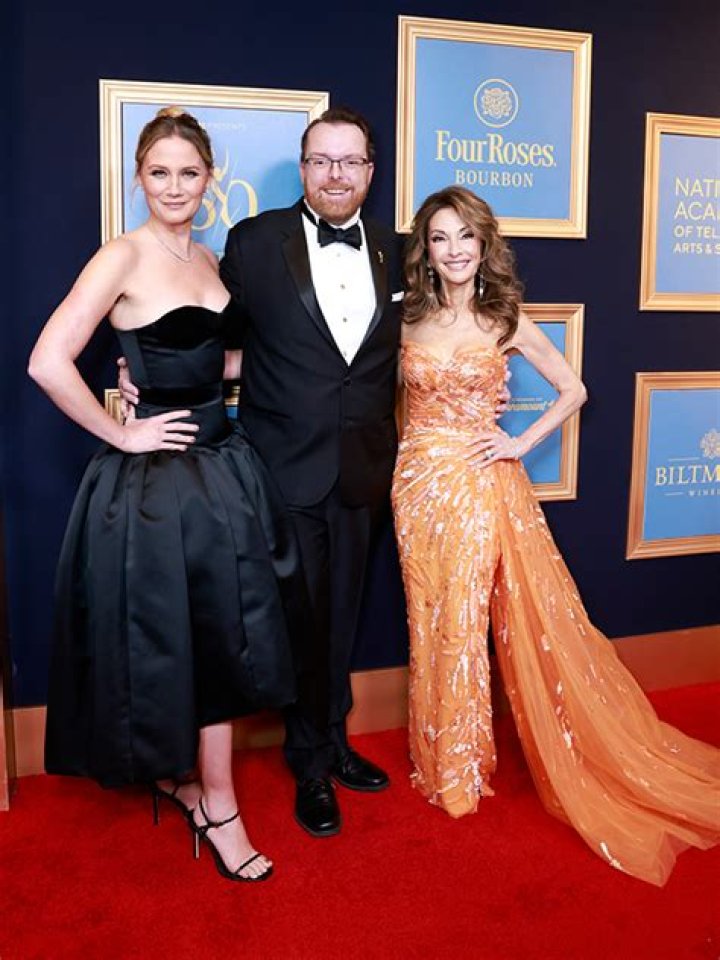 She Stuns in Orange Gown – Hollywood Life