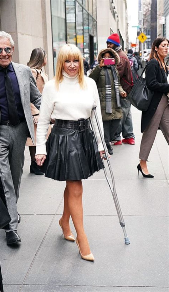 Suzanne Somers, 73, Shows Off Her Toned Legs In Leather Mini Skirt While Walking With A Crutch — Pic