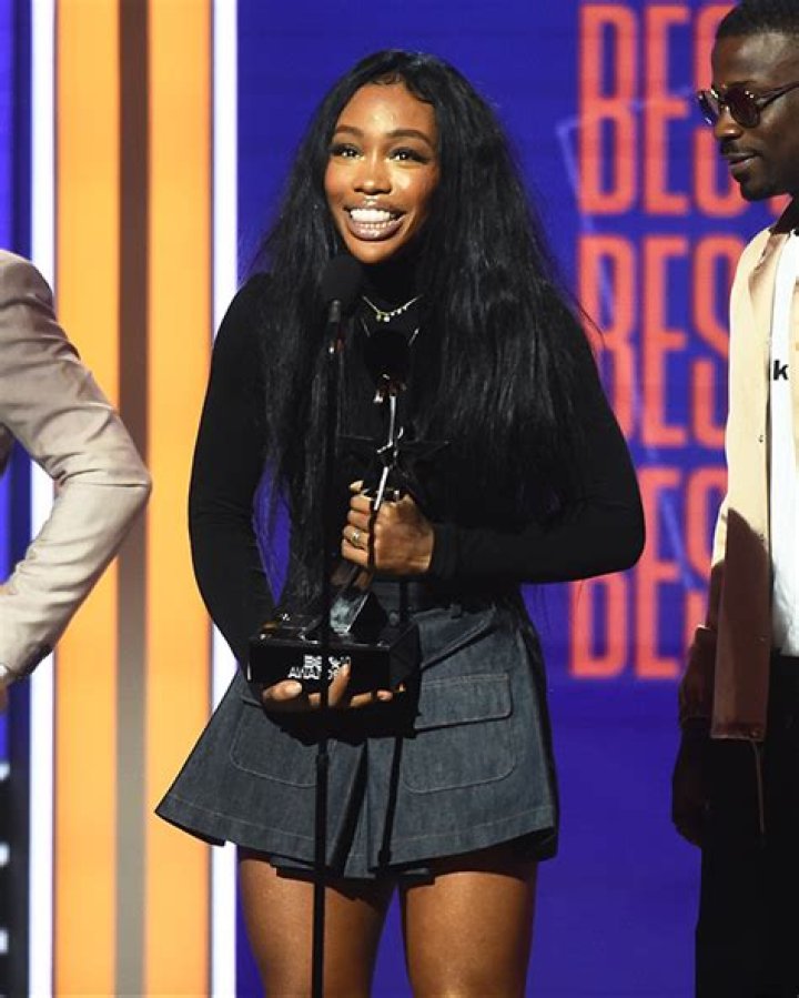 SZA’s Wardrobe Malfunction At BET Awards– See Her Mini Skirt – Hollywood Life