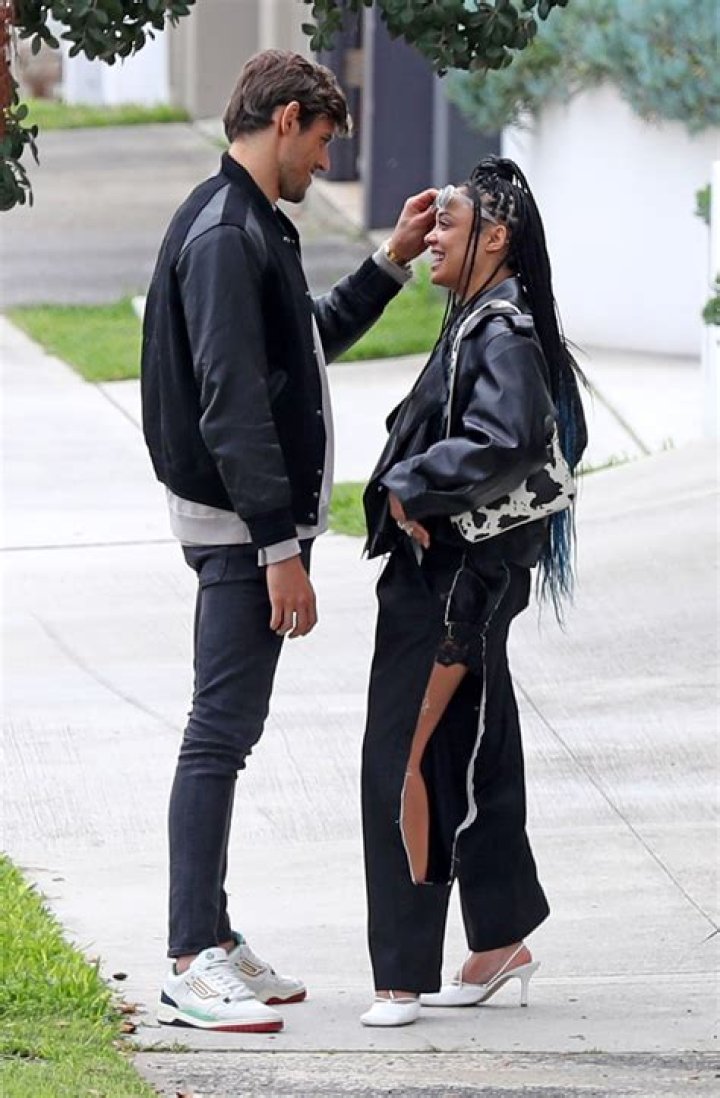 Taika Waititi Breaks Silence on Tessa Thompson & Rita Ora PDA Photos – Hollywood Life