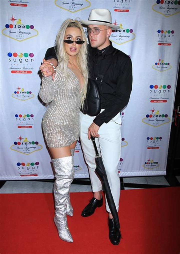 Tana Mongeau & Charlotte D’Alessio PDA In Photos & Touch Tongues – Hollywood Life