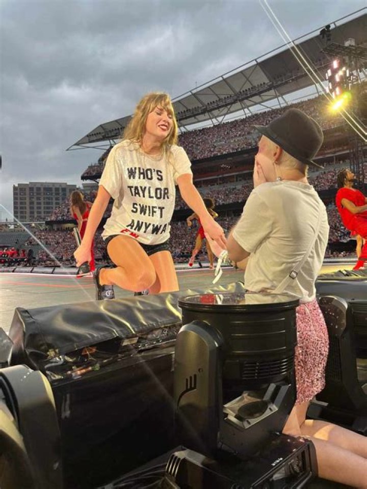 Taylor Swift Cries On Last Show Of ‘Rep’ Tour & Sings ‘Wildest Dreams’ – Hollywood Life