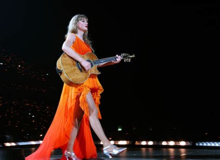 Taylor Swift’s Flowy Orange Dress: Shop – Hollywood Life
