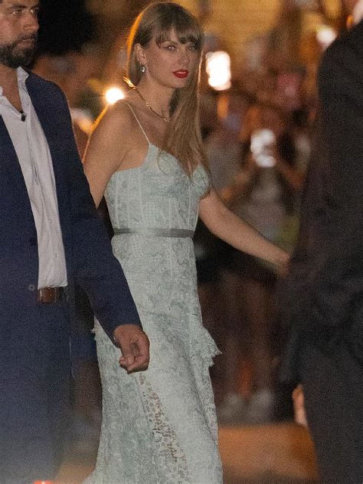 Taylor Swift Seen At The Jersey Shore Ahead Of Jack Antonoff’s Wedding – Hollywood Life