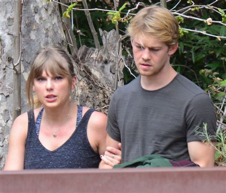 Taylor Swift & Joe Alwyn Kiss While Swimming In The Bahamas: Photo – Hollywood Life