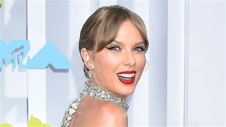 Taylor Swift Laughs When Announcing ‘Karma’ As Track 11 On ‘Midnights’ – Hollywood Life