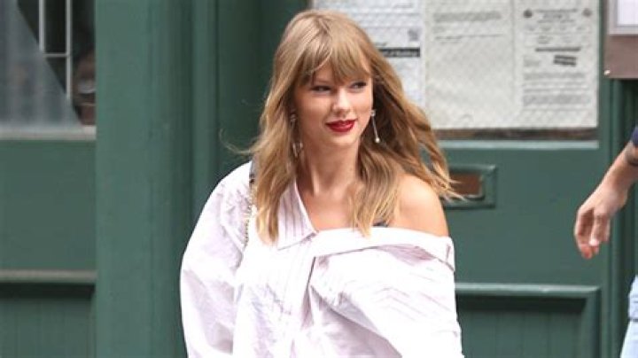 Taylor Swift Sends Fashion Message to Travis Kelce: Photos – Hollywood Life