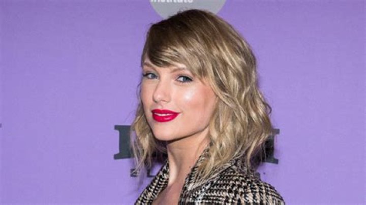 Taylor Swift Straightens Curls & Fans Think It’s A ‘Red’ Easter Egg – Hollywood Life