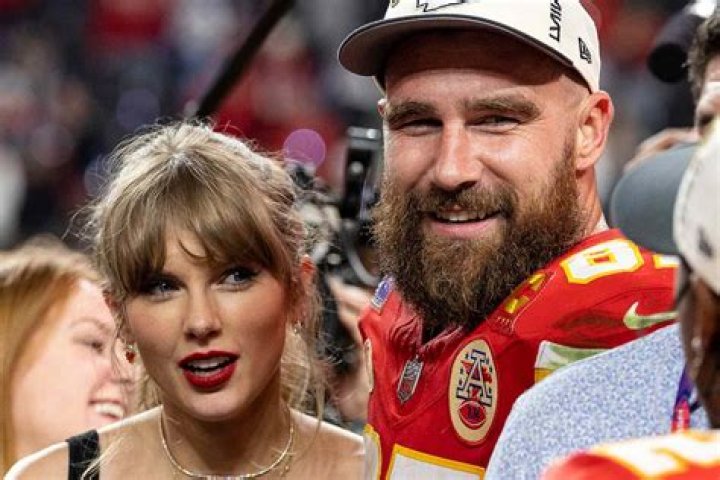 How Taylor Swift Reacted to the Little Girl Jason Kelce Lifted at Chiefs Game