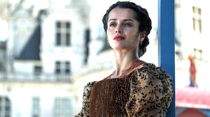 ‘The Serpent Queen’s Amrita Acharia: Aabis Is ‘Fluid’ In Her ‘Allegiances & Her Sexuality’