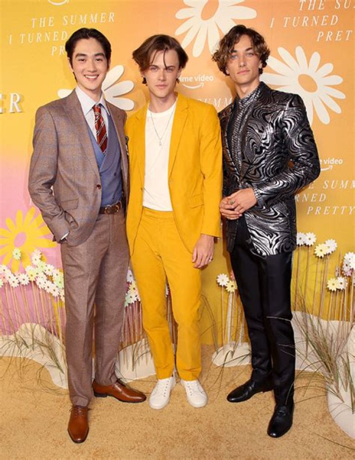 ‘The Summer I Turned Pretty’ Cast On Team Conrad Vs. Jeremiah & More – Hollywood Life