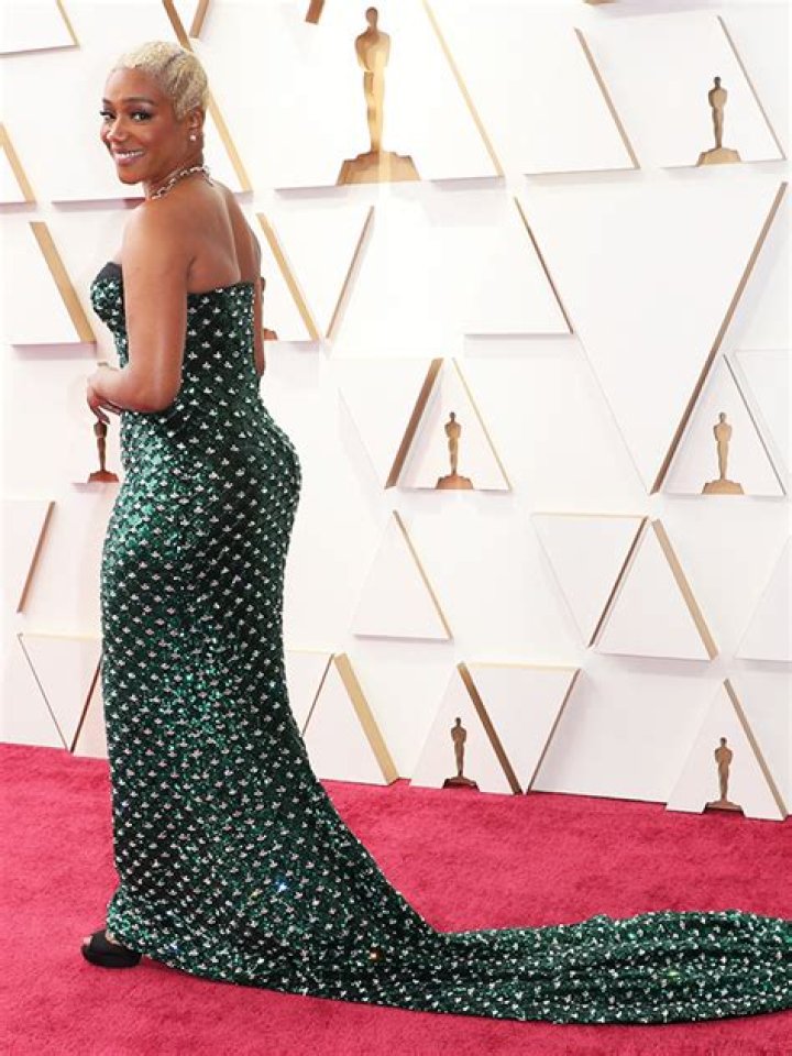 Actress Stuns In Green Gown – Hollywood Life