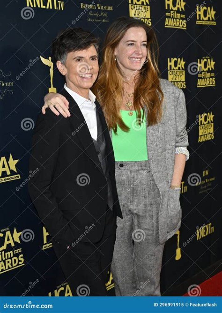 Comedian Posts Hilarious Tweets About Wedding Night Sex – Hollywood Life