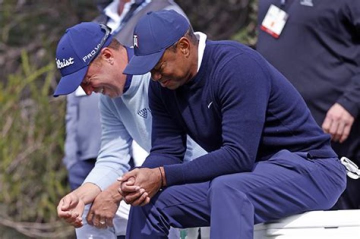 Tiger Woods Hands Justin Thomas A Tampon & People Ask ‘Why?’ – Hollywood Life