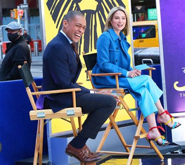 T.J. Holmes Seen With No Wedding Ring On ‘GMA’ With Amy Robach: Photos – Hollywood Life