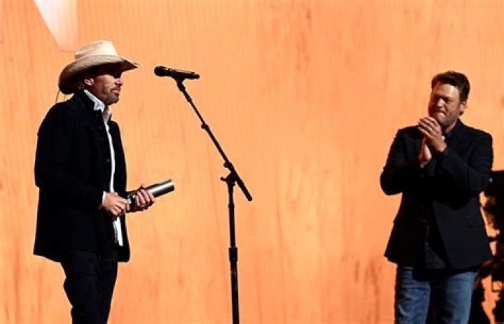 Toby Keith Jokes About Wearing Skinny Jeans During Cancer Battle – Hollywood Life