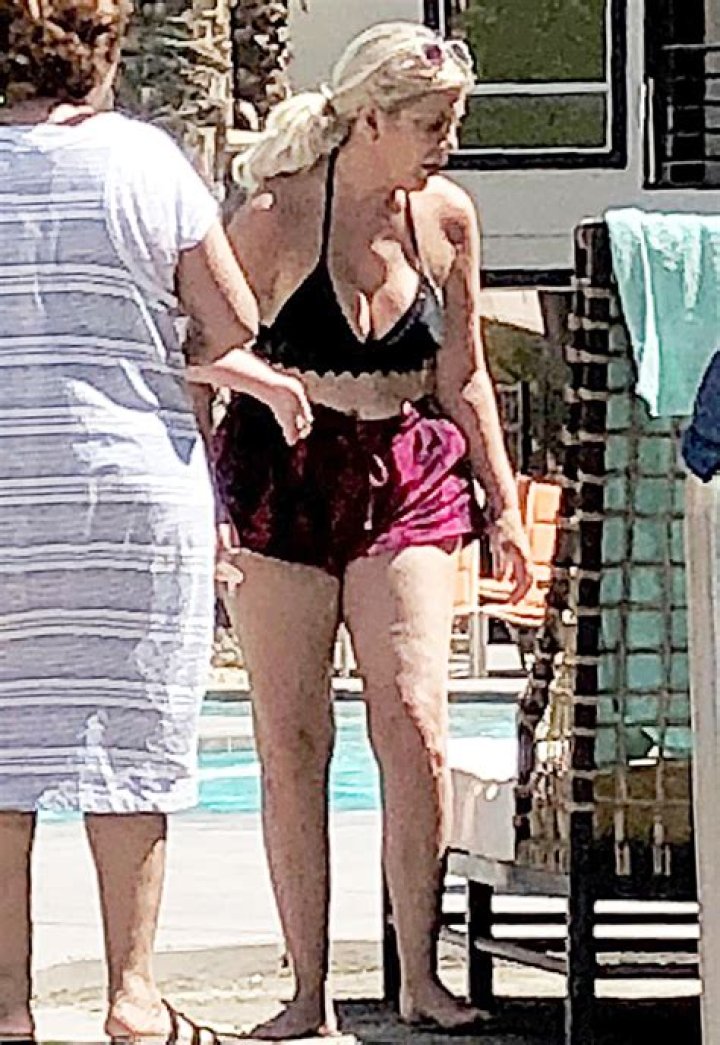 Tori Spelling In Bikini At Pool With Kids After Photoshop Accusations – Hollywood Life