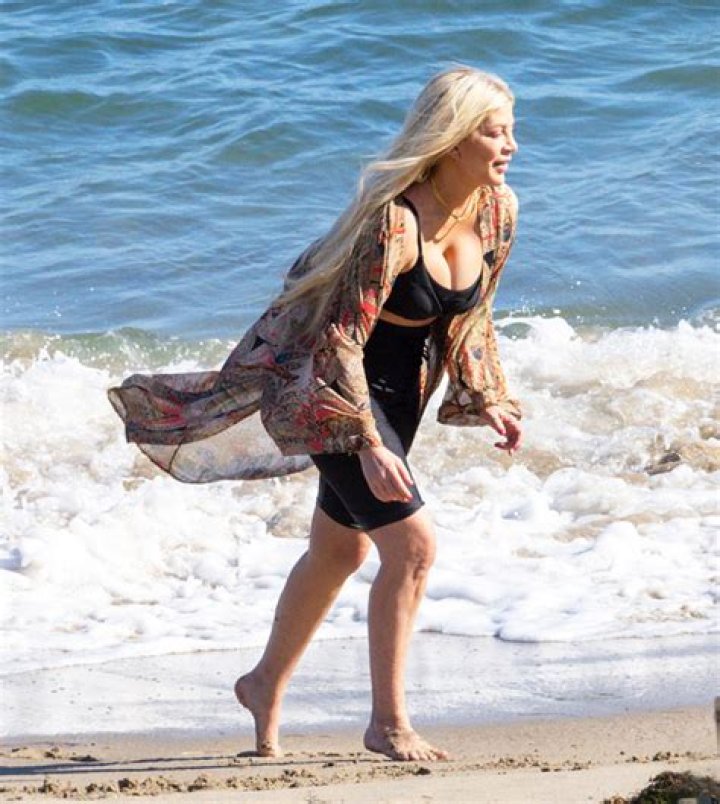 Tori Spelling Wears Black Sports Bra On The Beach Amid Separation From Dean McDermott