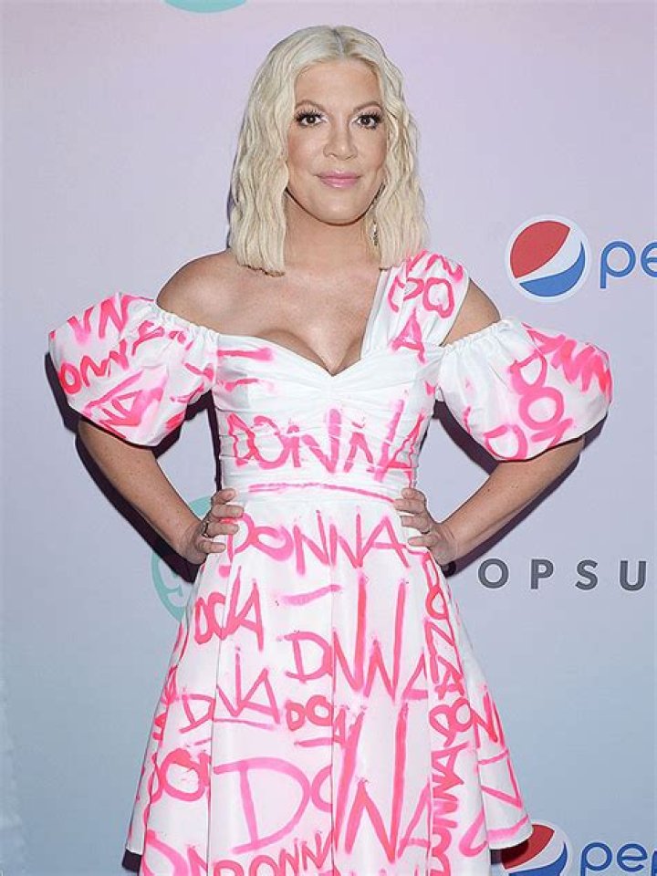 Tori Spelling Stuns In Pink Mini Dress On ‘The Masked Singer’: Photo – Hollywood Life