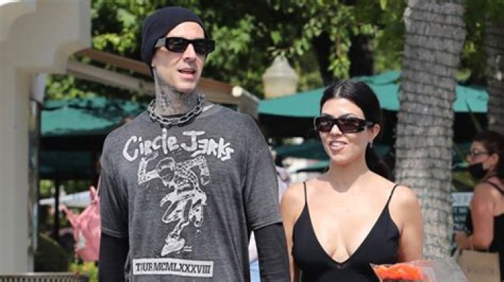 Travis Barker Nuzzles Kourtney Kardashian’s Neck In Sweet Photos From Las Vegas Night Out