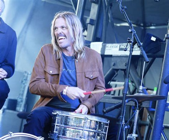 Travis Barker Honors Taylor Hawkins At London Tribute Concert: Video – Hollywood Life