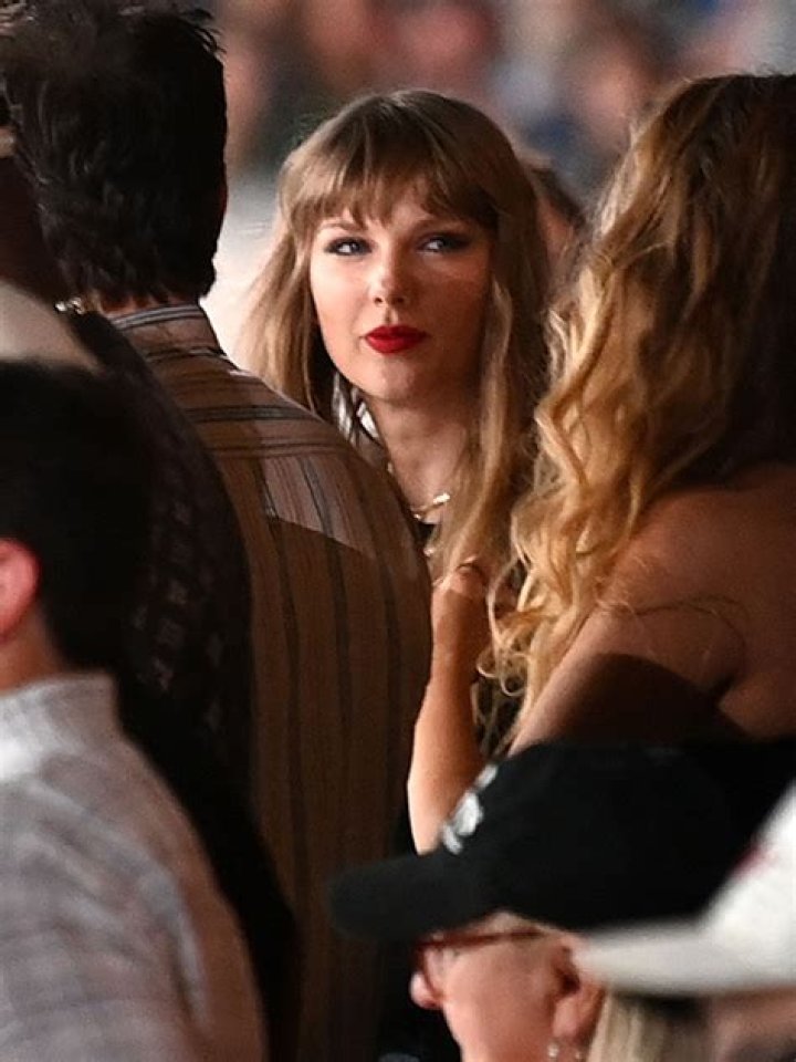 Travis Kelce ‘Completely Smitten’ With Taylor Swift: They ‘Talk Every Day’