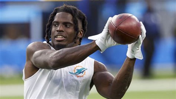 Tyreek Hill Served 2 Paternity Lawsuits Weeks After Getting Married – Hollywood Life