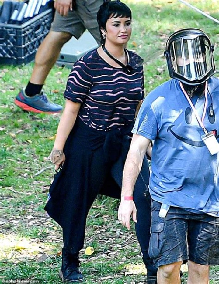 Valerie Bertinelli & Demi Lovato Spotted In 1st Pics On ‘Hungry’ Set – Hollywood Life