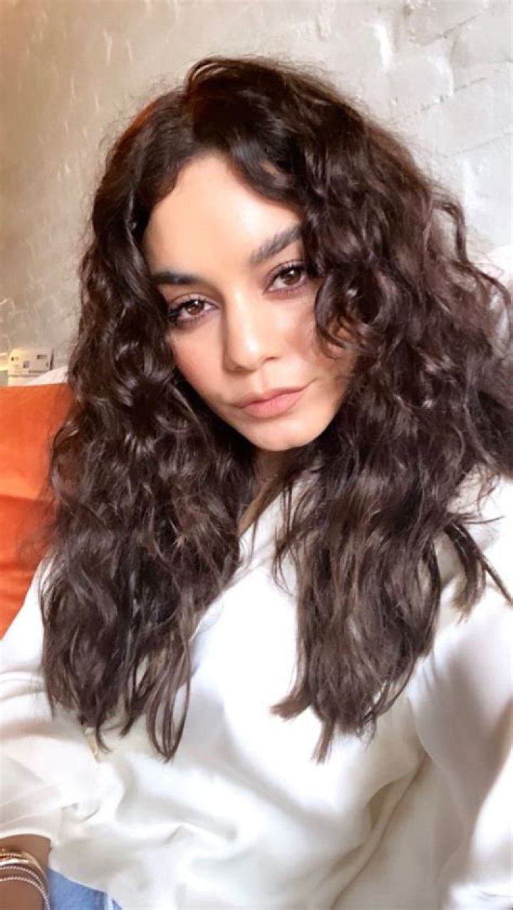 Vanessa Hudgens’ Natural Curly Hair During Coronavirus Quarantine: Pic – Hollywood Life