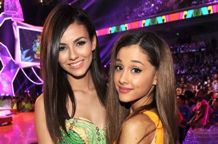 ‘Victorious’ Reunion: Ariana Grande, Victoria Justice & More Cast Throw Onesie Party — Pics