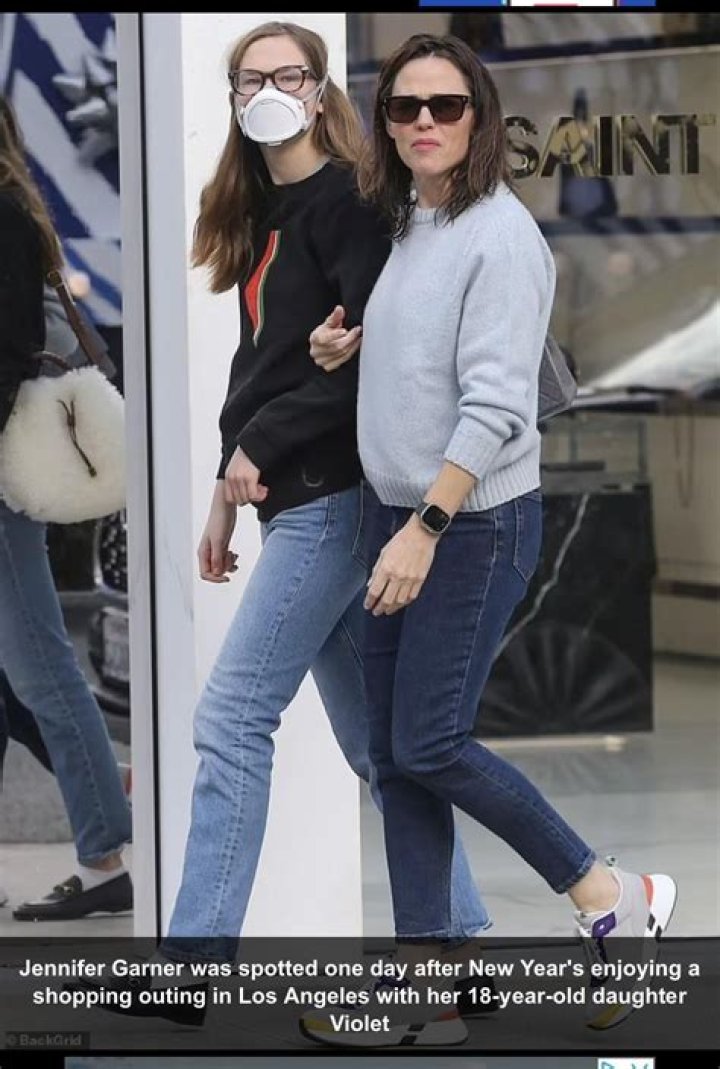 Violet Affleck Looks Like Jennifer Garner On Christmas Trip: Photos – Hollywood Life