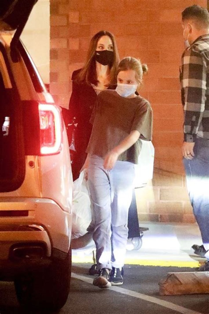 Vivienne Jolie-Pitt Rocks Ripped Jeans Shopping With Angelina Jolie – Hollywood Life