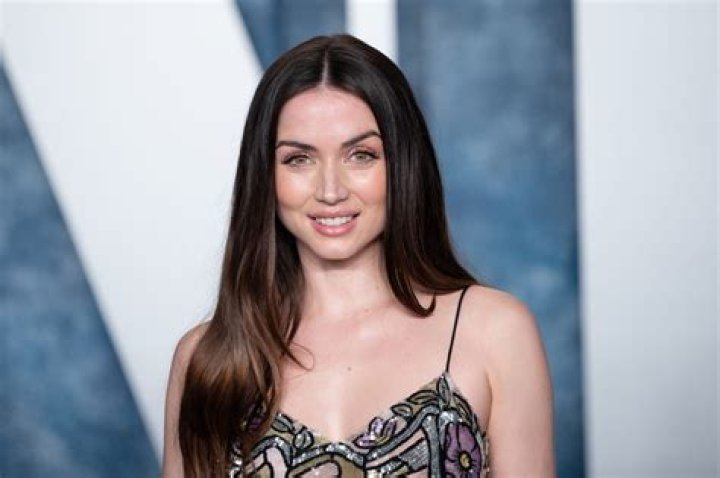 Who Is Ana de Armas? ‘Ben Affleck’s Ex Is New Face Of Estee Lauder – Hollywood Life