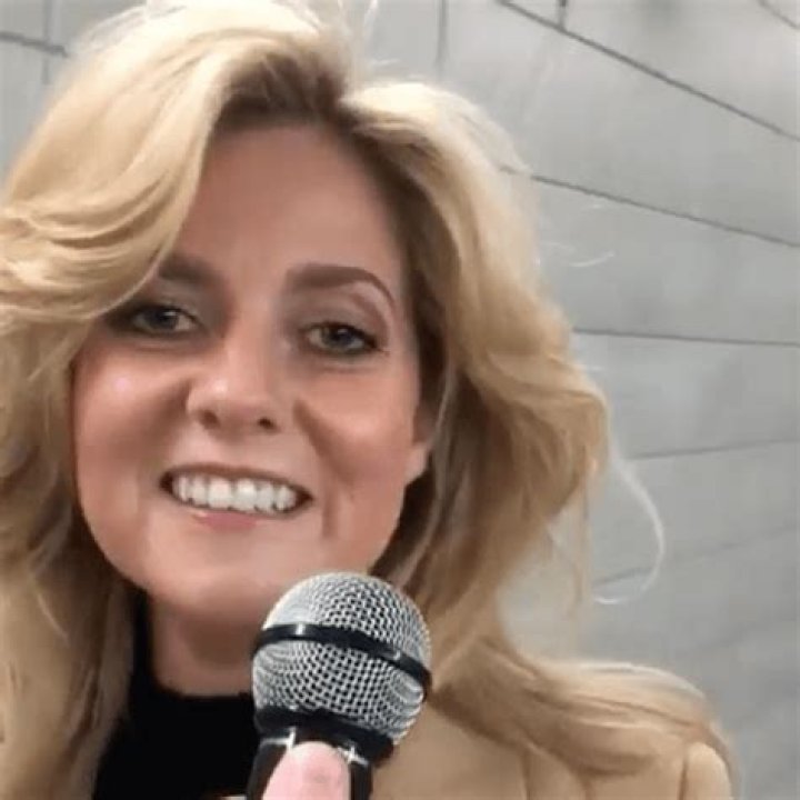 Who Is Charlotte Awbery? — 5 Things About Viral Subway Singer     – Hollywood Life