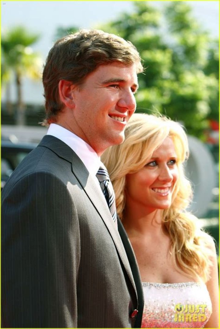 5 Things On Retiring NY Giants Quarterback – Hollywood Life