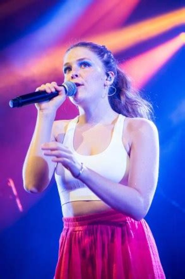 Maggie Rogers: 5 Things About The Singer Performing On ‘Saturday Night Live’