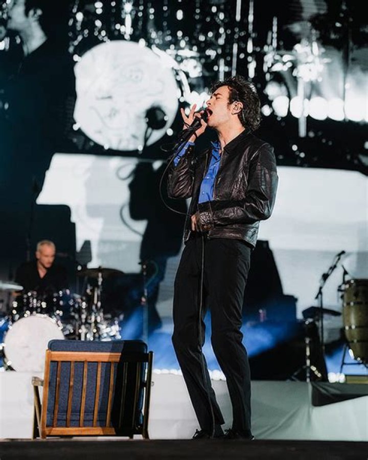 5 Things to Know About the Frontman of The 1975 – Hollywood Life