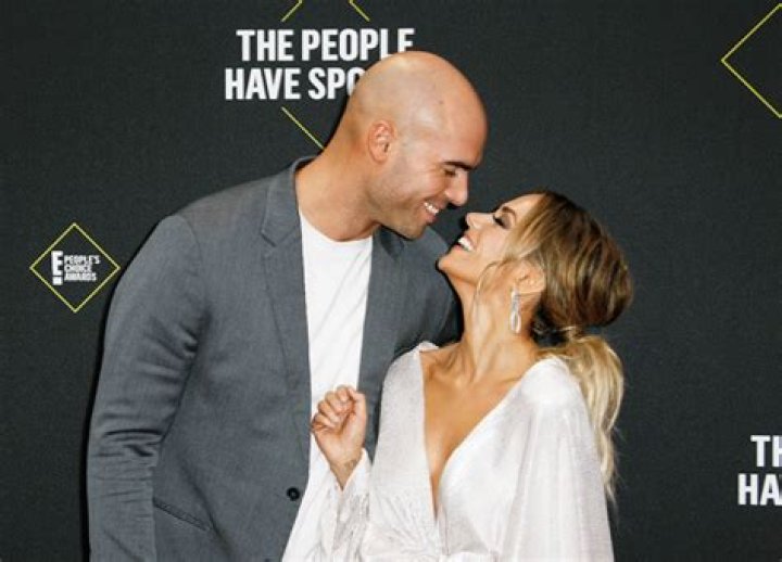 5 Things On Jana Kramer’s Husband She’s Divorcing – Hollywood Life