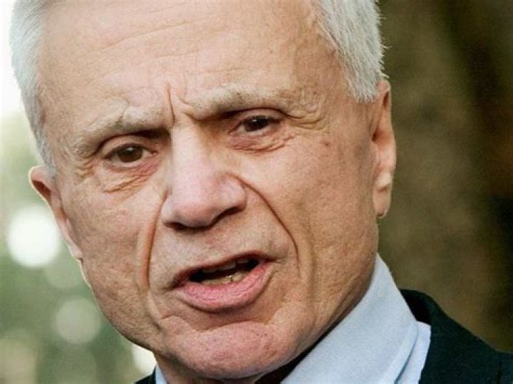 Who Is Robert Blake? 5 Things About The ‘Baretta’ Actor Dead At 89 – Hollywood Life