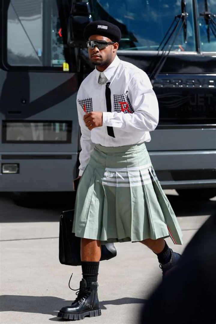 Mia Khalifa & JuJu Smith-Schuster: Is He Ready to Give In To Her Flirty Advances & Date Her?