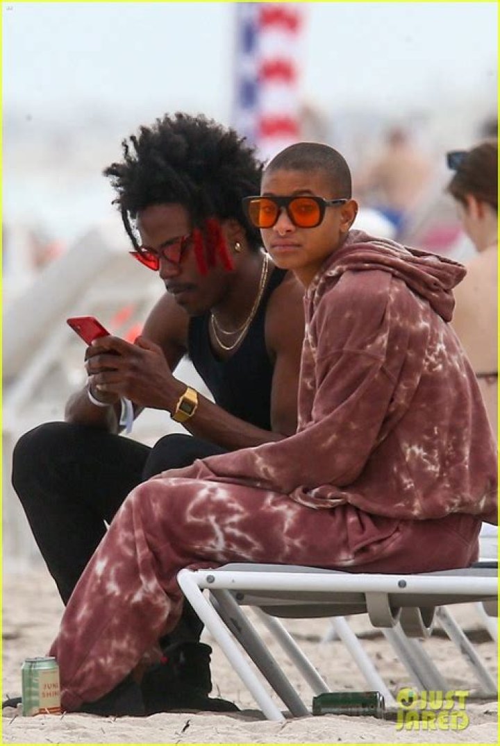 Willow Smith PDAs With Shirtless De’Wayne On Miami Beach — Photos