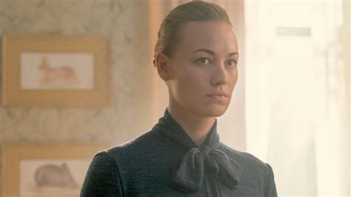‘Handmaid’s Tale’ Star Yvonne Strahovski Hints Serena Joy May ‘Redeem’ Herself In Season 2